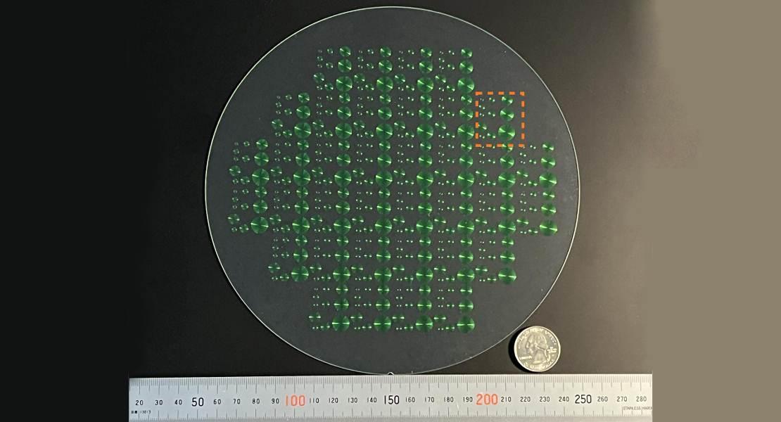 Wafer sviluppato. La lente monocolore finale viene sviluppata su una piastra e assomiglia a chip di silicio prima di essere inseriti in circuiti più grandi.