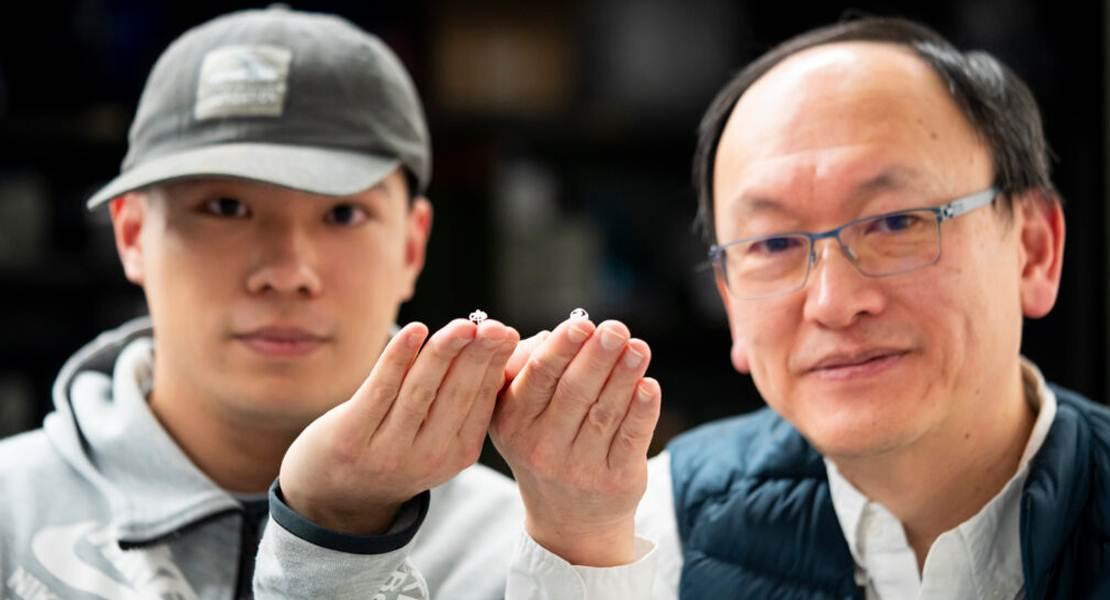 Il dottor Wei Yue (a sinistra) e il professore di ingegneria Liwei Lin tengono ciascuno uno dei robot in mano.