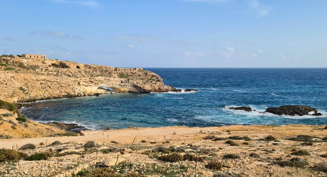 Costa dell'isola di Lampedusa caratterizzata da bunker