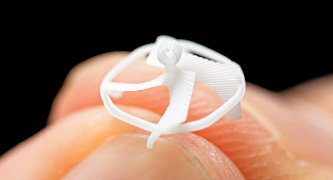 Il robot volante ha un diametro inferiore a 1 centimetro ed è dotato di due piccoli magneti. L'applicazione di un campo magnetico esterno fa girare il robot, generando abbastanza sollevamento per aiutare il robot a volare.