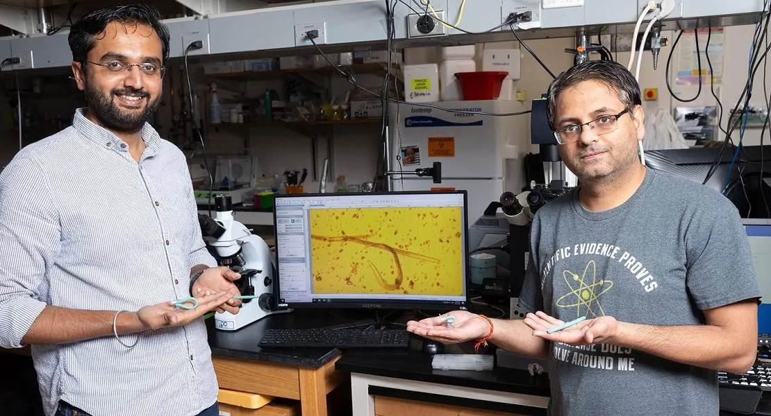 Ishant Tiwari (a sinistra) e Sunny Kumar in laboratorio