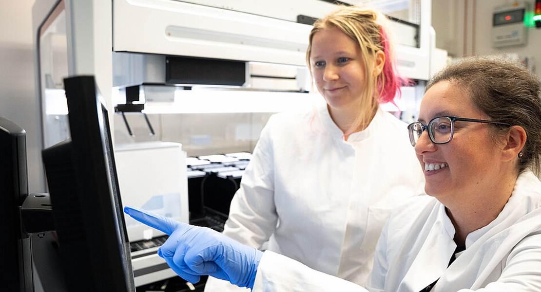 La scienziata Ana Rita Brochado e la sua membro del team di laboratorio Laura Sniegula guardano i dati del pipetting robot. Con questo strumento di laboratorio il team ha studiato l'effetto di 94 diverse sostanze - tra cui antibiotici, farmaci da prescrizione e ingredienti alimentari - sul batterio E. coli, un potenziale patogeno.