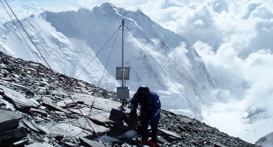 La stazione meteo di South Col sul Monte Everest, a circa 8000 m di altitudine. La stazione meteo di South Col sul Monte Everest, a circa 8000 m di altitudine.