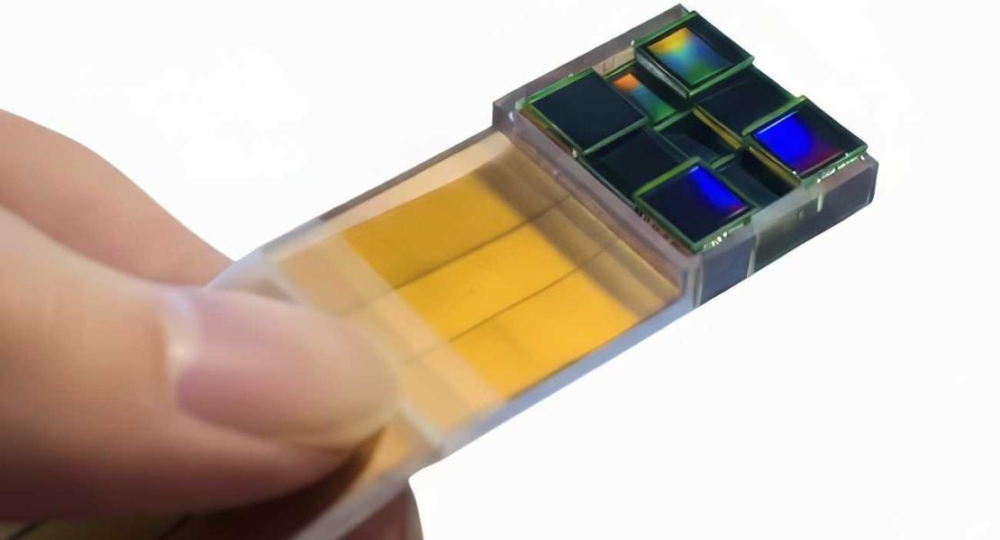 Il laboratorio del professor Guoan Zheng ha sviluppato un nuovo sensore di immagine che raggiunge la super risoluzione ottica senza lenti. Ispirato al telescopio che ha catturato la prima immagine del buco nero, il dispositivo utilizza più sensori che lavorano in concerto, unendo computazionalmente le loro osservazioni per vedere i dettagli più fini.