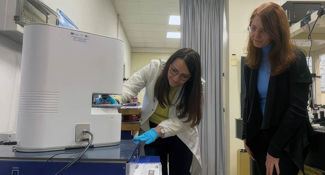 A sinistra la ricercatrice di Cnr-Ieomi Maria Mangini, a destra ricercatrice di Cnr-Isasi Maria Antonietta Ferrara durante le attività di misura al microscopio Tomocube.