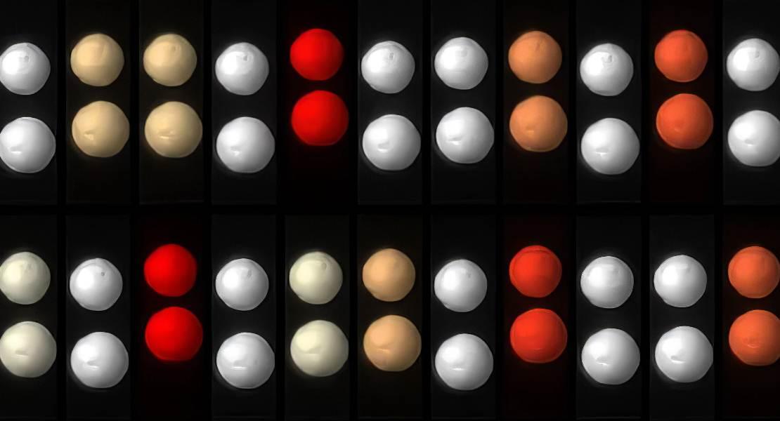 Un'immagine in stop-motion che mostra coppie di sfere su scala millimetrica che formano un cristallo temporale nell'arco di circa un terzo di secondo nel tempo. I colori rappresentano le perle che interagiscono in diverse fasi durante questo periodo.