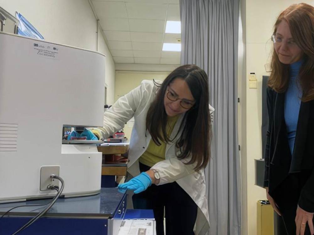 A sinistra la ricercatrice di Cnr-Ieomi Maria Mangini, a destra ricercatrice di Cnr-Isasi Maria Antonietta Ferrara durante le attività di misura al microscopio Tomocube.
