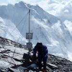 La stazione meteo di South Col sul Monte Everest, a circa 8000 m di altitudine.