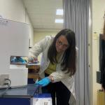 A sinistra la ricercatrice di Cnr-Ieomi Maria Mangini, a destra ricercatrice di Cnr-Isasi Maria Antonietta Ferrara durante le attività di misura al microscopio Tomocube.