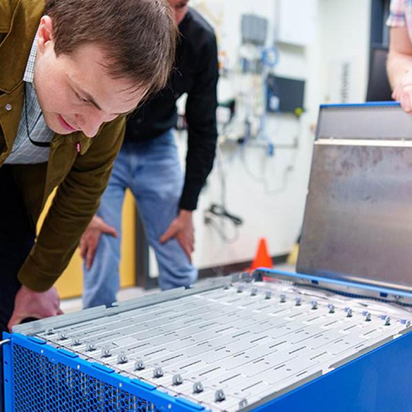 Brad Theilman, un neuroscienziato computazionale della Sandia, ha contribuito a scoprire che i computer neuromorfici ispirati alla natura, come quello mostrato qui, sono più bravi di quanto si pensasse a risolvere problemi matematici complessi.