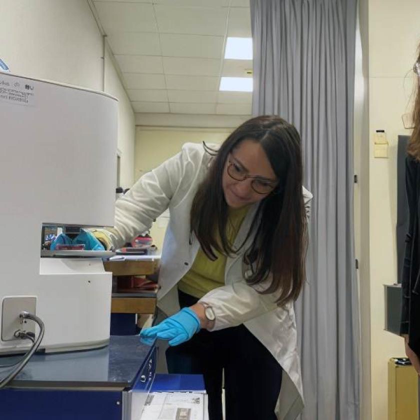 A sinistra la ricercatrice di Cnr-Ieomi Maria Mangini, a destra ricercatrice di Cnr-Isasi Maria Antonietta Ferrara durante le attività di misura al microscopio Tomocube.